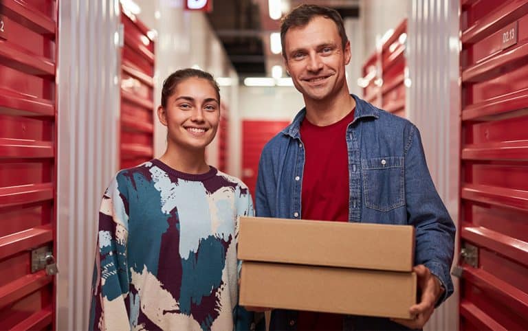 Empresários alugando um self storage para colocar materiais de suas empresas para aumentar o espaço e a produtividade.