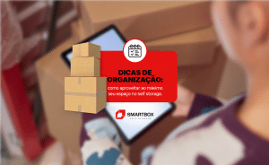 Imagem de uma pessoa utilizando as dicas de organização para seu box no self storage.