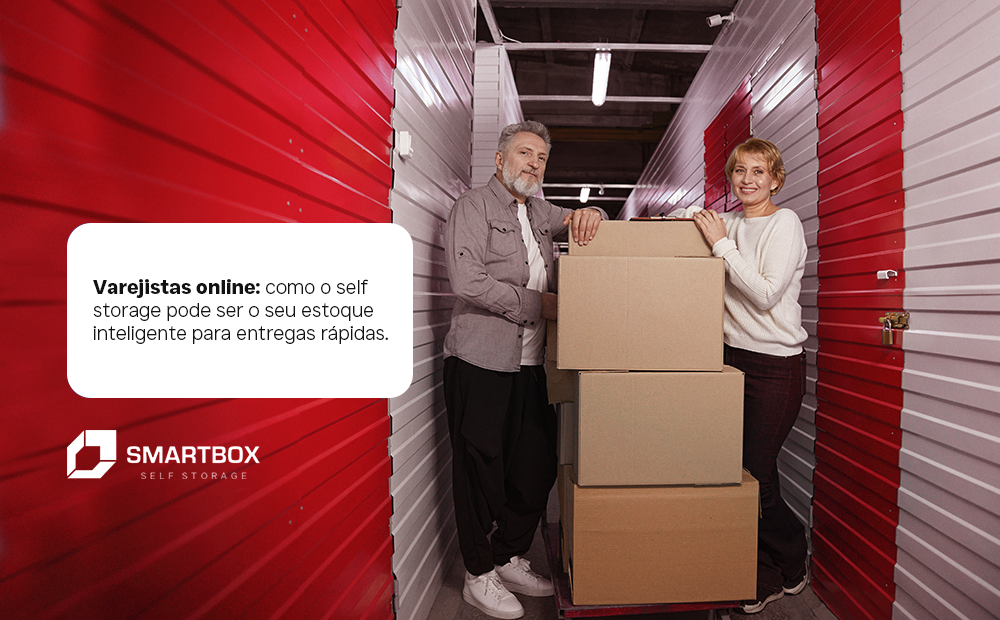 Imagem de dois varejistas online utilizando o self storage para cuidar suas mercadorias.